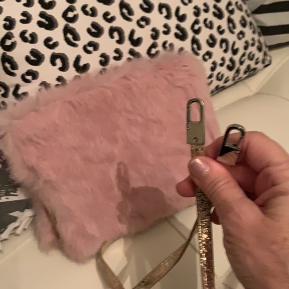 Cutest pink furry crossbody bag/clutch - Picture 10 of 11